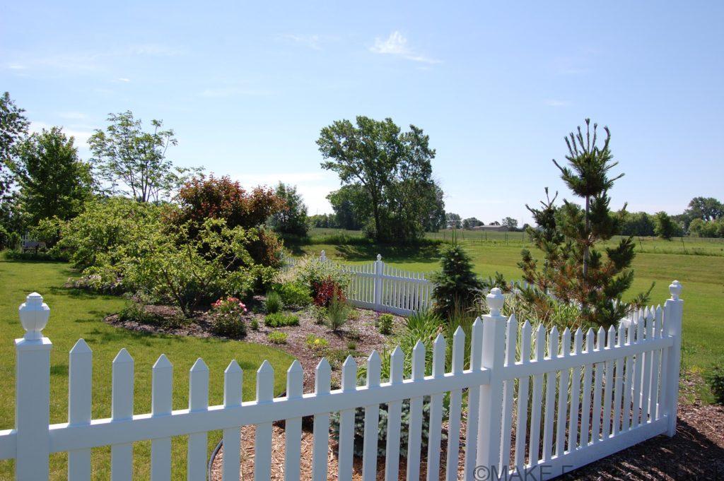 white vinyl picket fence Bayfield 42” tall