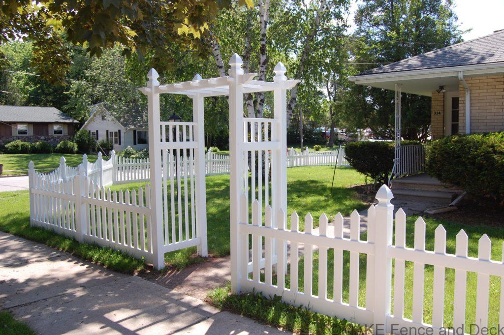 white vinyl picket fence Bayfield 3’ tall