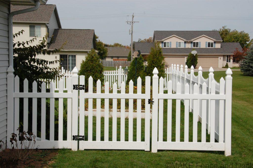 white vinyl picket fence Bayfield 4’ tall