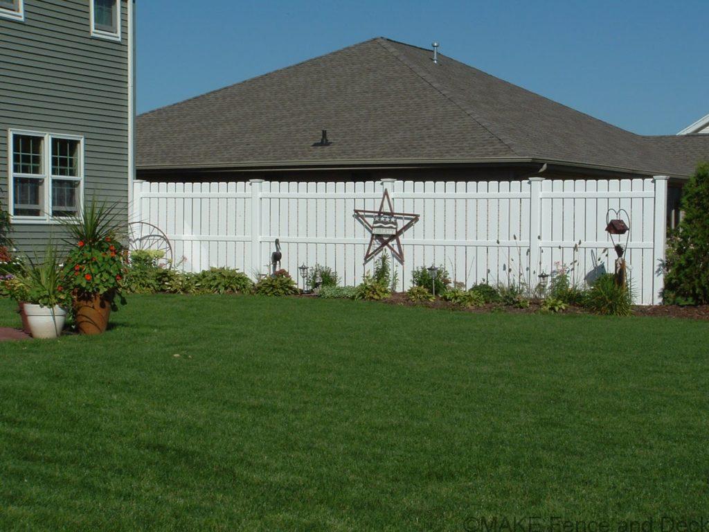 white vinyl picket fence Belvidere 6’ tall