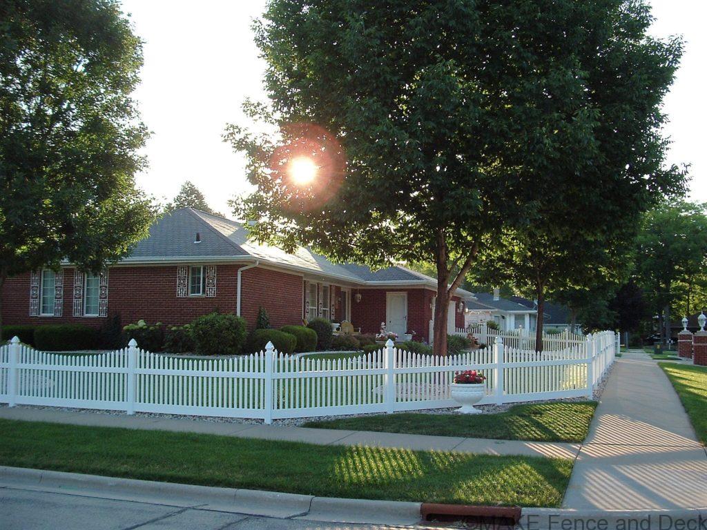 white vinyl picket fence Bradford 42” tall