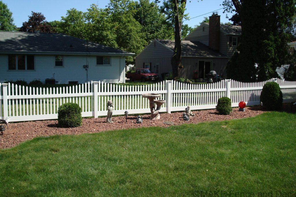 white vinyl picket fence Bradford 3’ tall