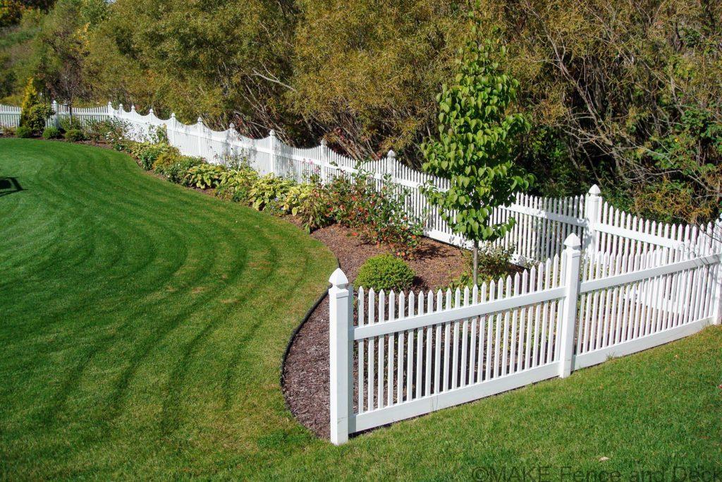 white vinyl picket fence Brookfield 4’ tall