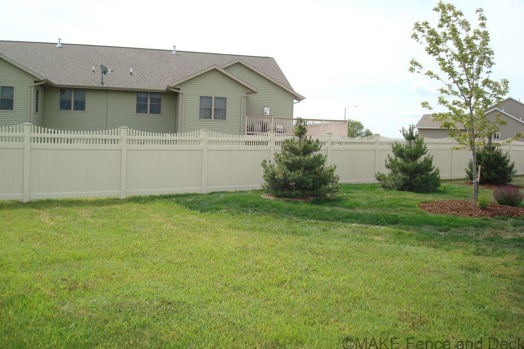 white vinyl privacy fence Marion 67 ½”