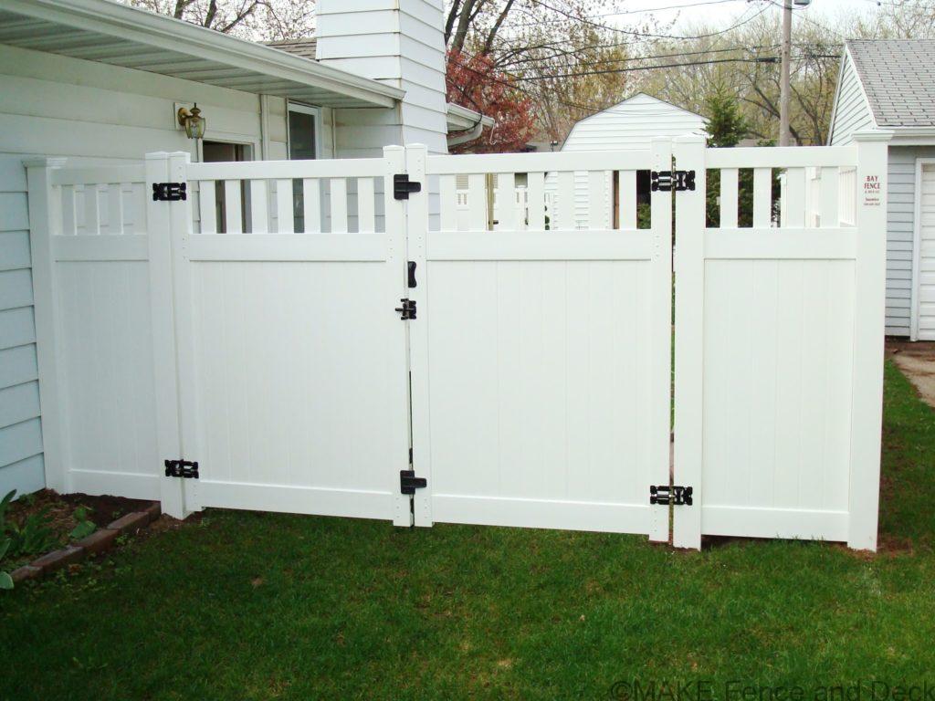 white vinyl privacy fence Medford with double gate 6’ tall