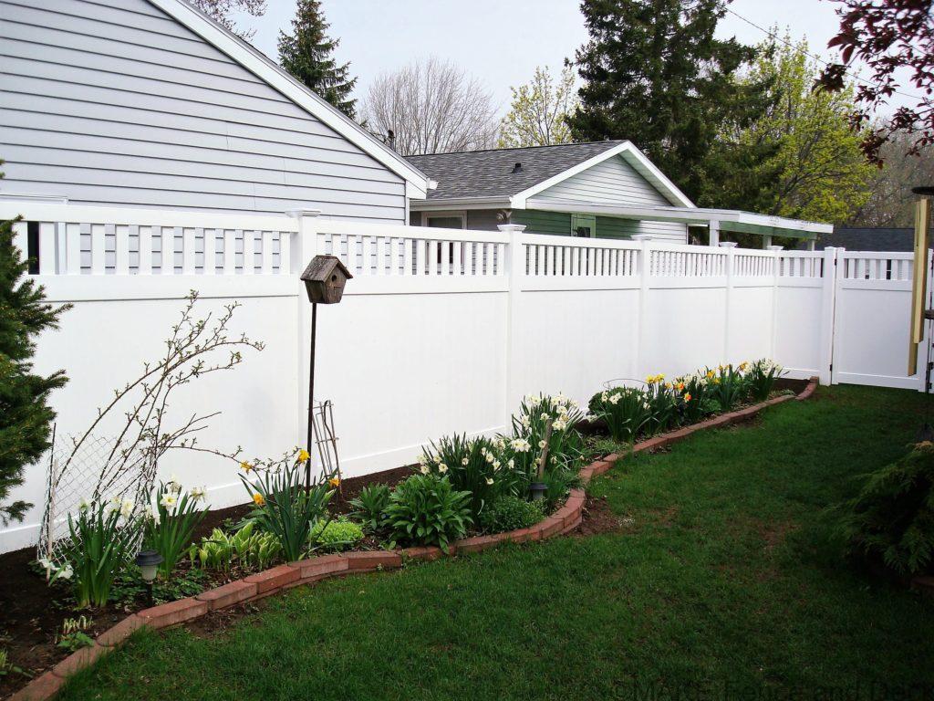 white vinyl privacy fence Medford 6’ tall